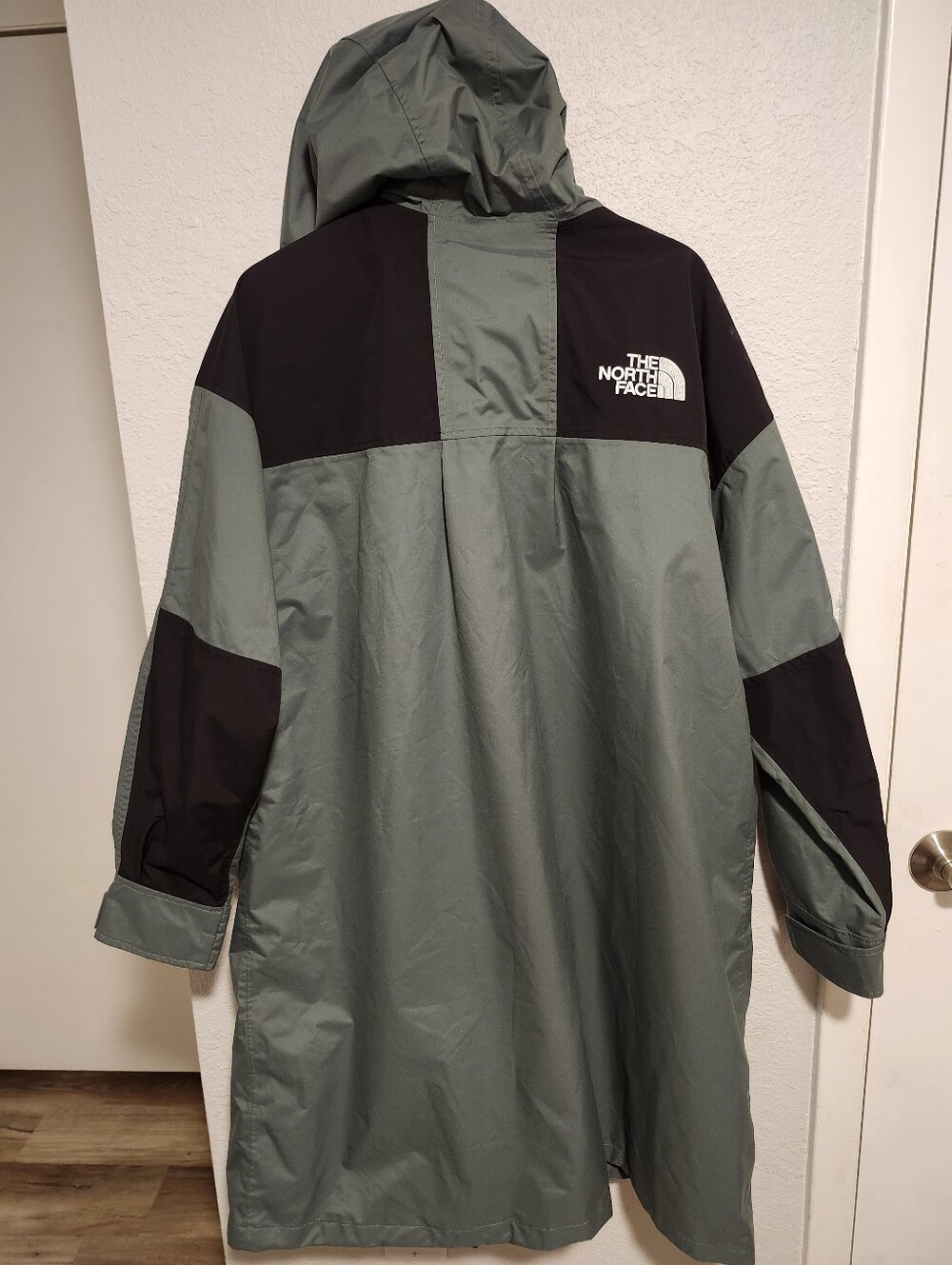 NWT The North Face Women Hooded Two-Tone Sage Green and Black Raincoat - Picture 3 of 5